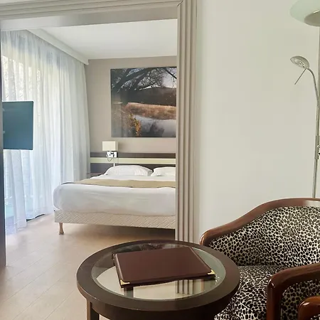 Отель Borghese, The Originals Relais