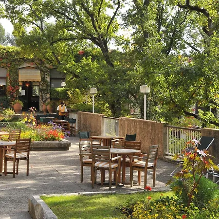 Borghese, The Originals Relais Hotell Gréoux-les-Bains