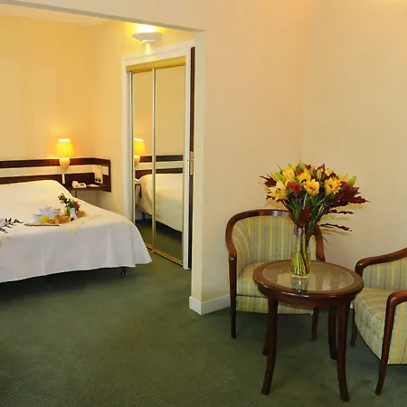 Hotell Borghese, The Originals Relais Gréoux-les-Bains